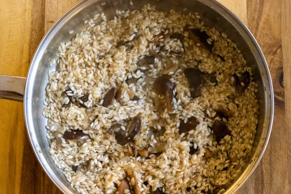The white wine added to the rice.