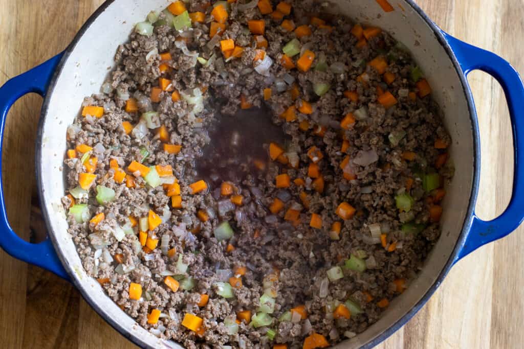 Deglazing the bottom of the pan with red wine