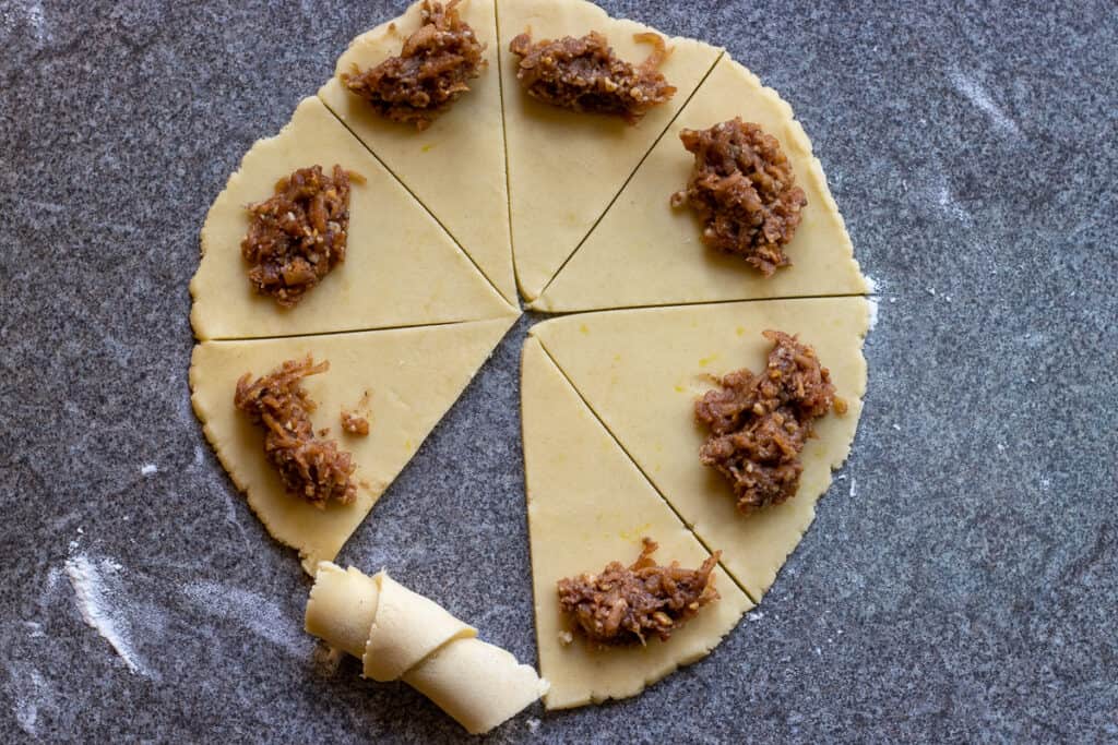 The dough circle is cut into 8 pieces.
