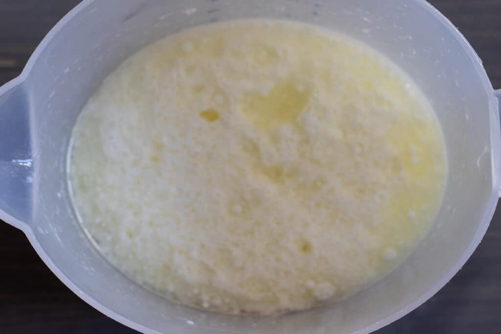 Sauce made with egg whites, yogurt, oil, and soda water.