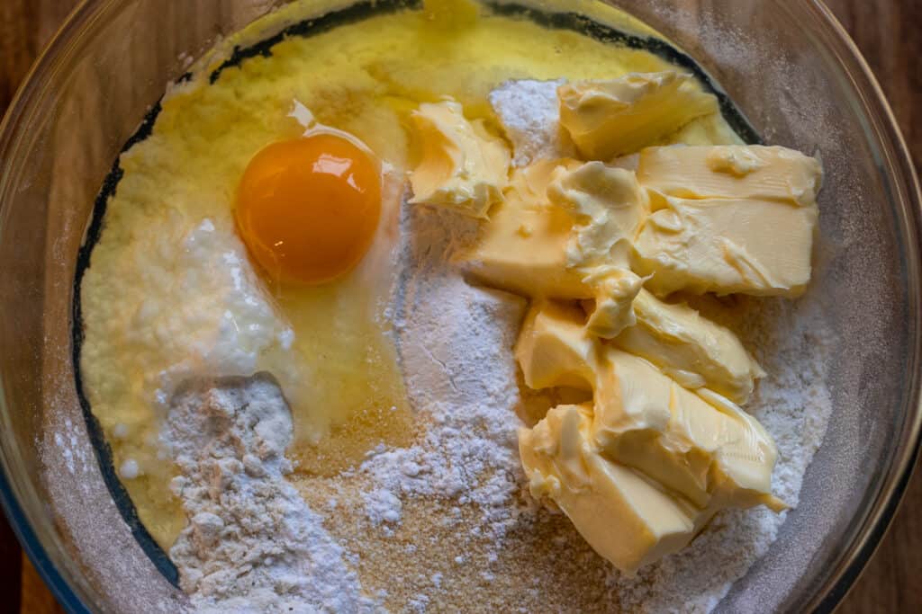 place sugar, butter, egg, semolina and flour in a bowl to make semolina cookies