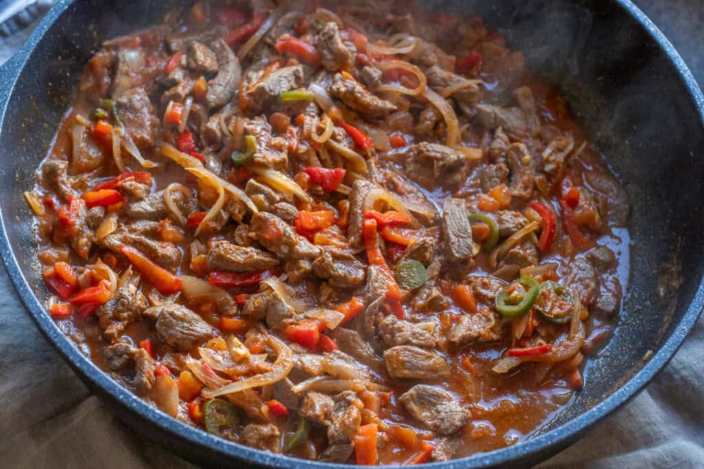 A close view of et sote simmering in the pan.