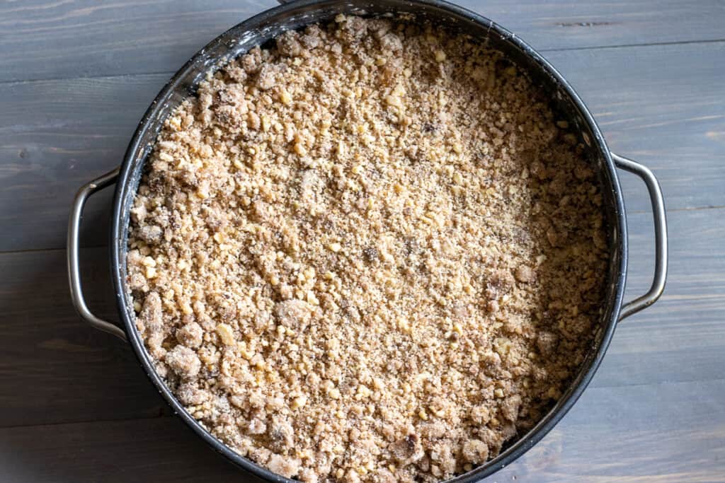 Apples are covered with the crumb topping mixture.