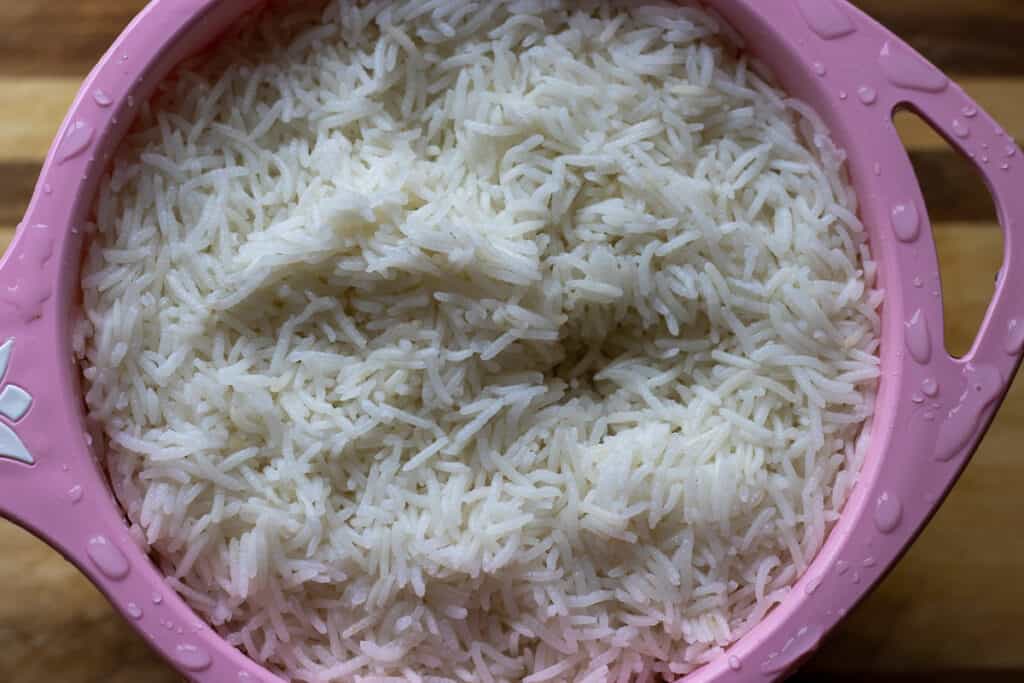 Parboiled rice is placed in a colander.