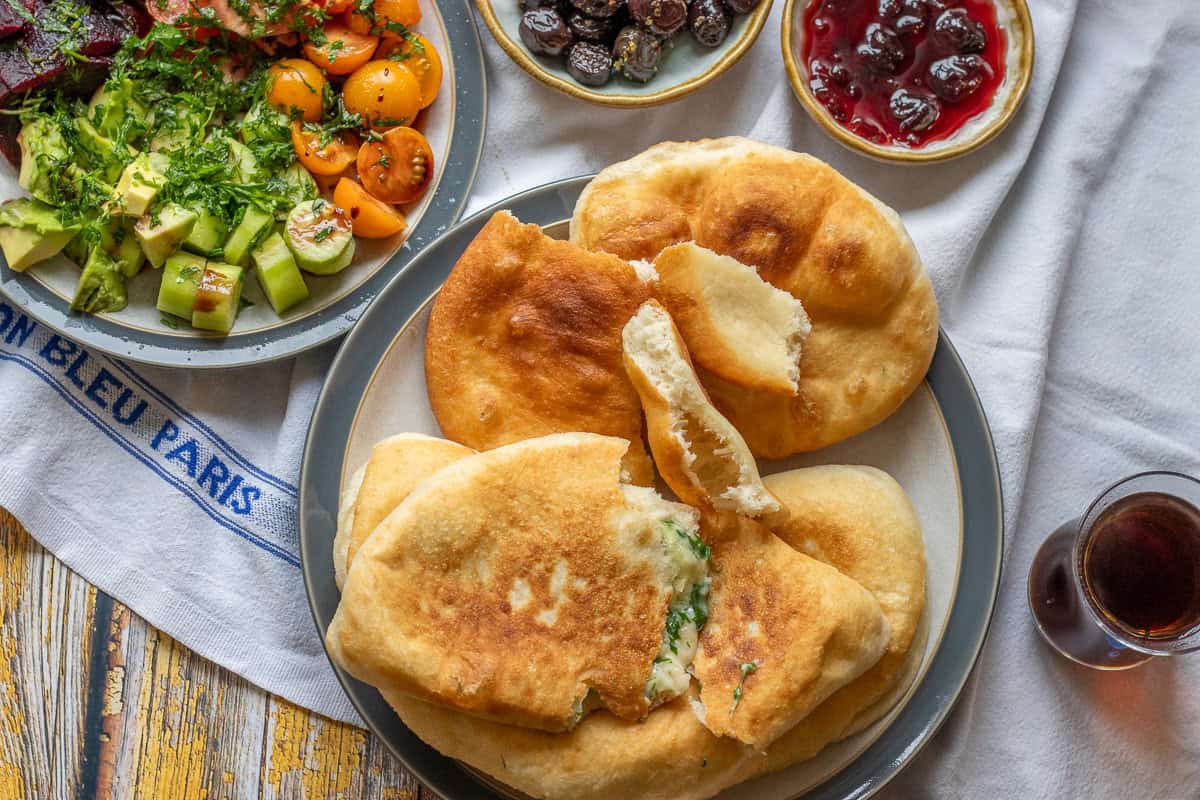 pisi is usually served with breakfast along with salad, olives, jam, and tea