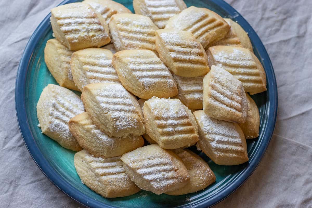 30 pieces of un kurabiyesi on a plate