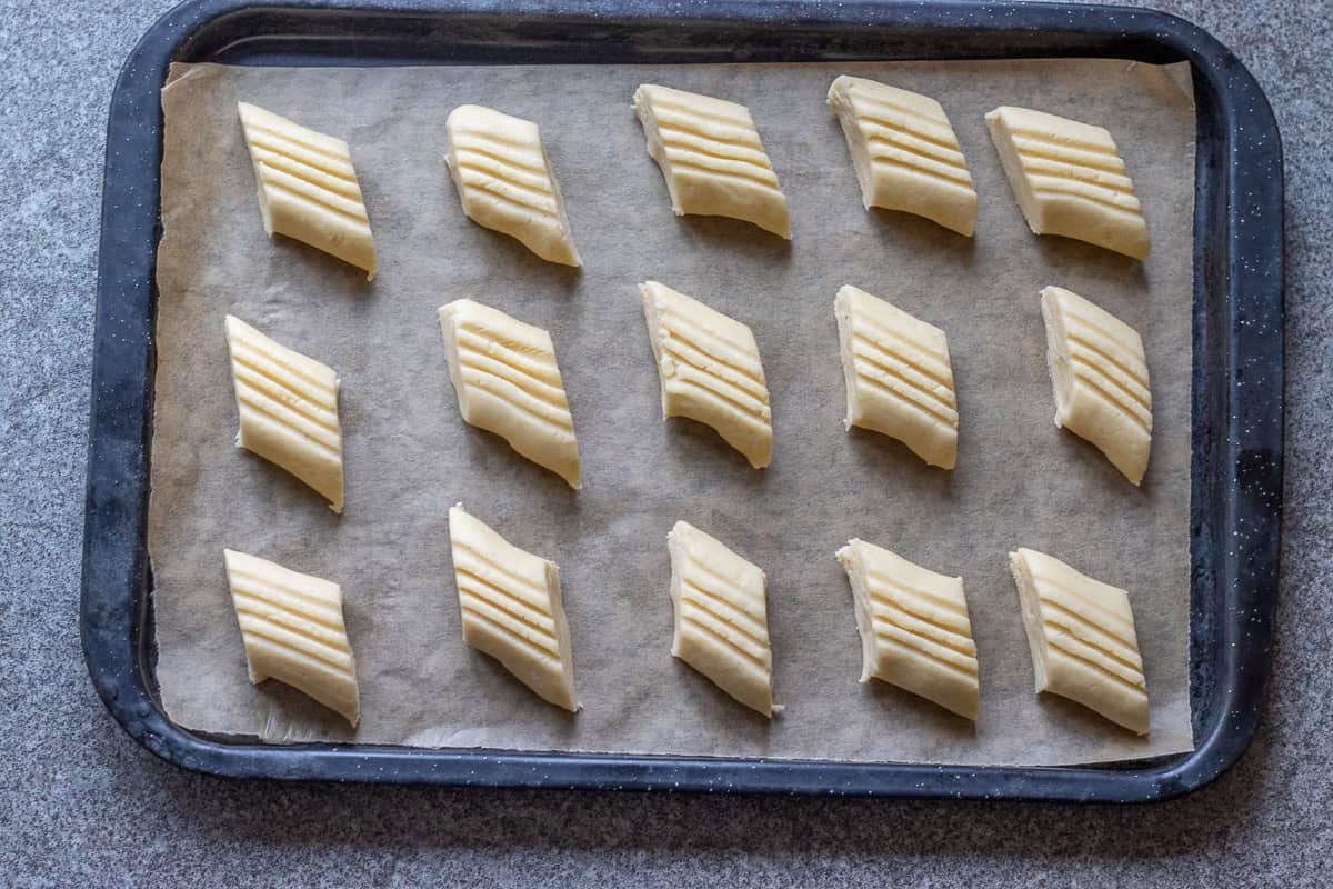15 pieces of cookies are placed on a baking sheet