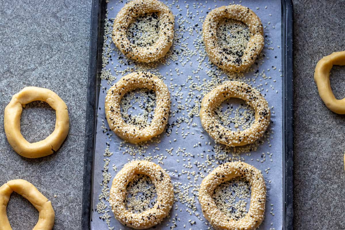 kandil simidi are placed on a tray